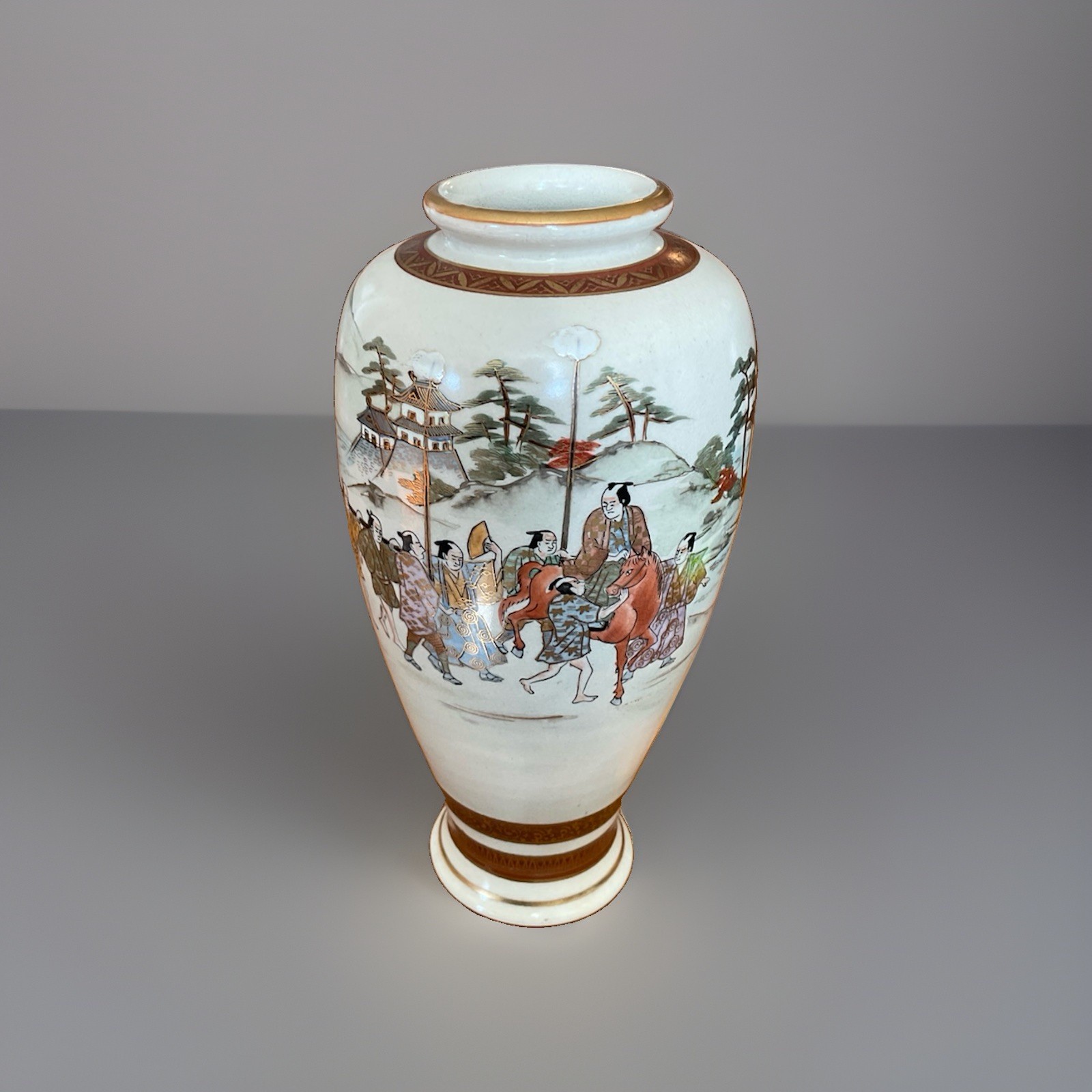【行列が山裾をめぐる】薩摩焼 旭山 色絵金彩 人物文 花瓶 - 画像 (3)