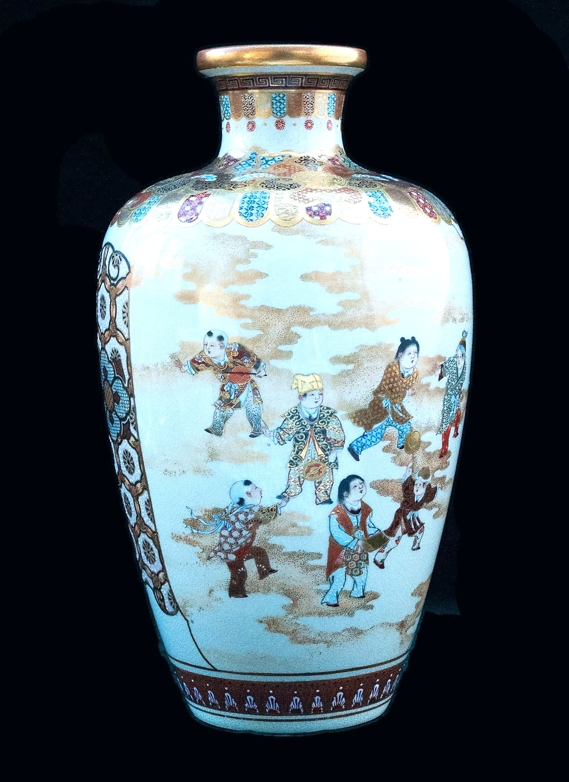 【紅葉の下をゆく晴れ着】薩摩焼 錦光山 細密金彩 人物文 花瓶 - 画像 (2)