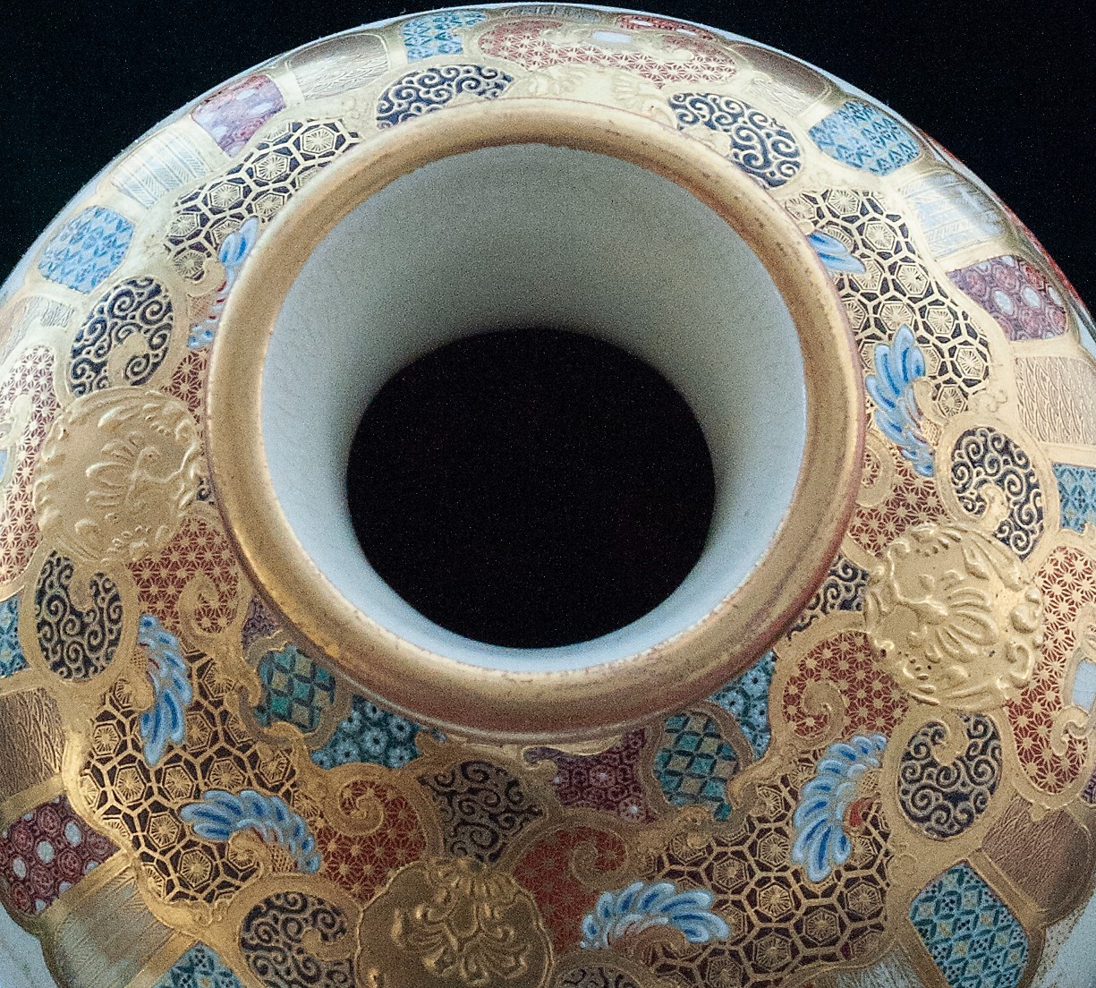【紅葉の下をゆく晴れ着】薩摩焼 錦光山 細密金彩 人物文 花瓶 - 画像 (3)