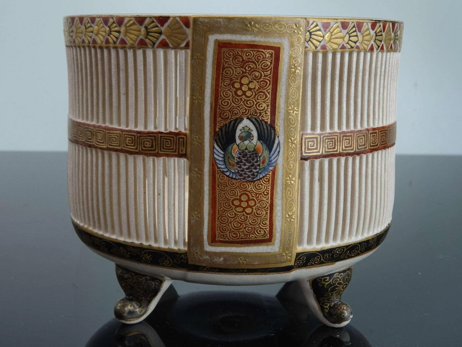 【櫛目の白に金がともる】薩摩焼 色絵金彩 鳥文 三足香炉 - 画像 (2)