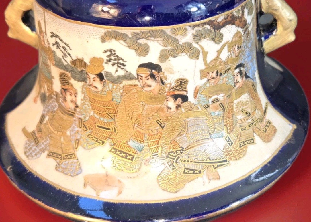 【瑠璃の闇に武者が居並ぶ】薩摩焼 瑠璃地金彩 武者文 蓋付香炉 - 画像 (2)