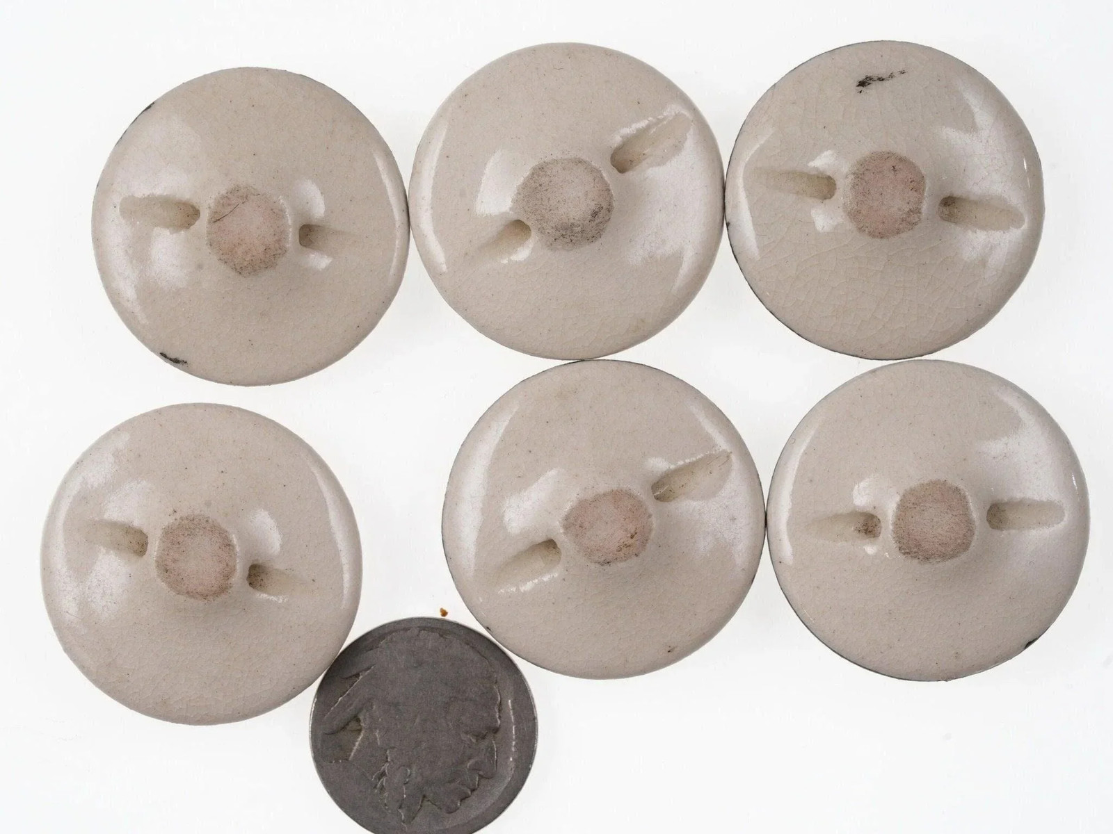 【藤の花房が円の中に垂れる】薩摩焼 色絵金彩 藤花文 ボタン 6点組 - 画像 (2)