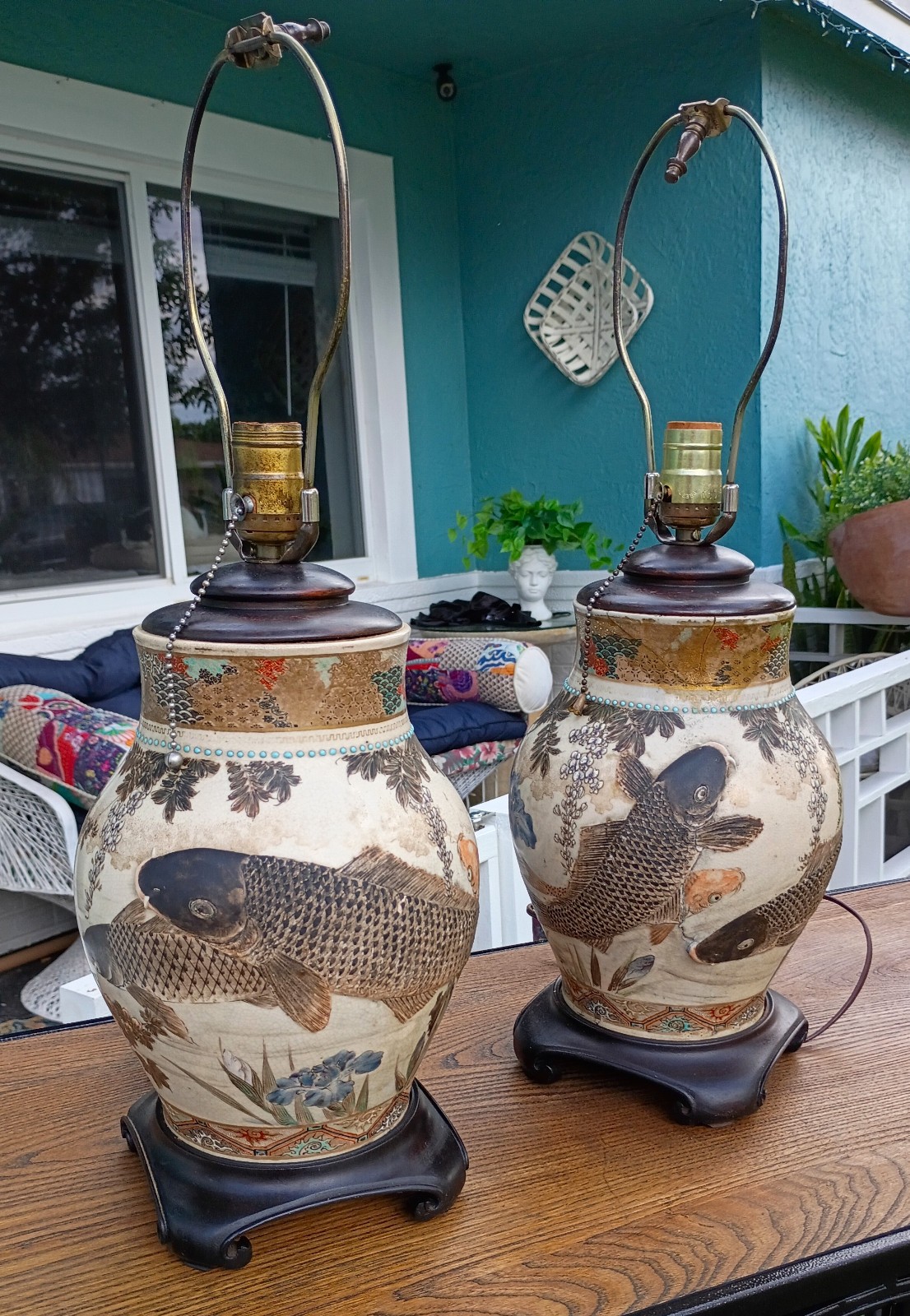 【水面を離れた二匹の鯉】薩摩焼 盛上 鯉文 花瓶 一対 ランプ仕立 - 画像 (2)