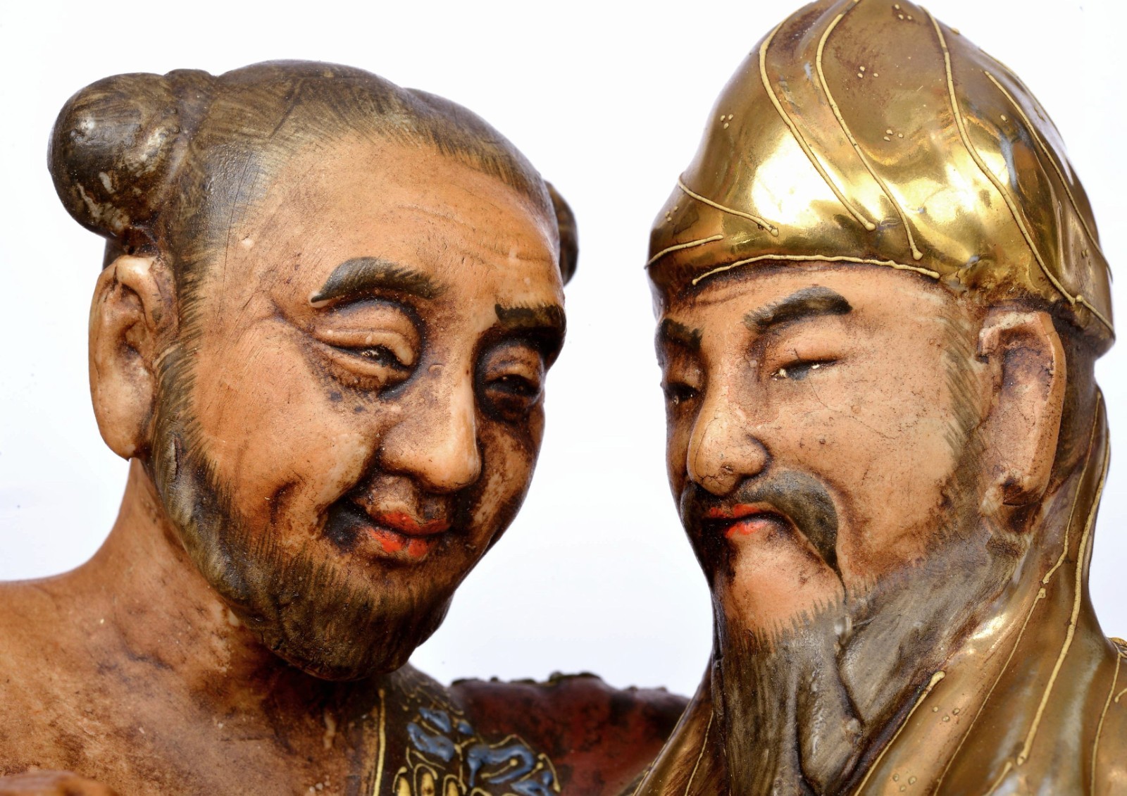 【肩を寄せて巻物を読む】薩摩焼 盛上 色絵金彩 二仙人 置物 - 画像 (2)