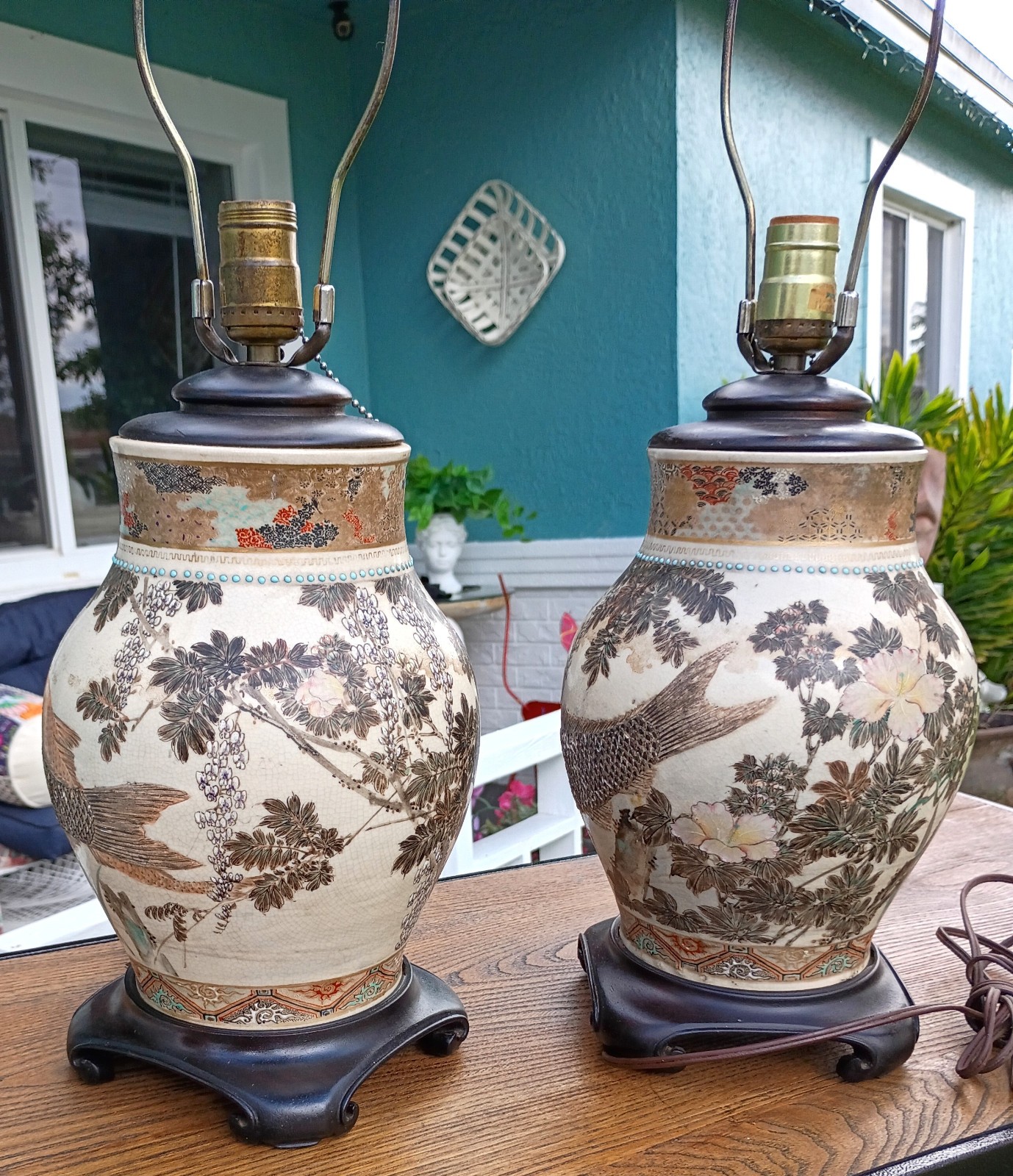 【水面を離れた二匹の鯉】薩摩焼 盛上 鯉文 花瓶 一対 ランプ仕立 - 画像 (3)