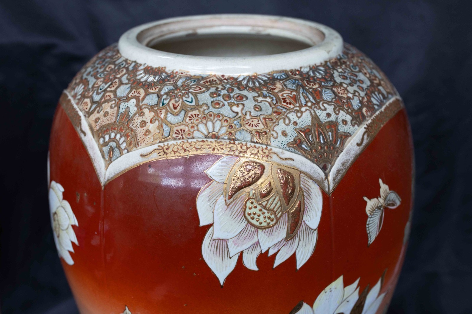 【夕焼けの池に白蓮が開く】薩摩焼 赤地 白盛 蓮花文 大花瓶 金彩 - 画像 (2)