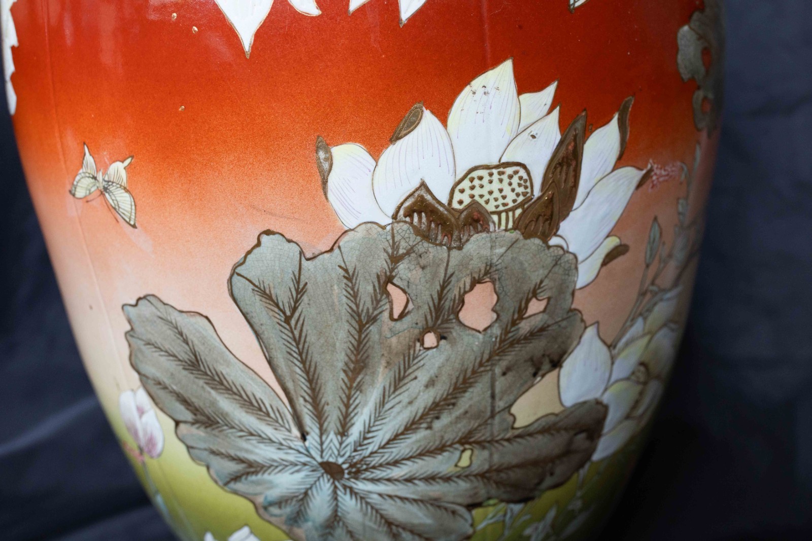 【夕焼けの池に白蓮が開く】薩摩焼 赤地 白盛 蓮花文 大花瓶 金彩 - 画像 (3)