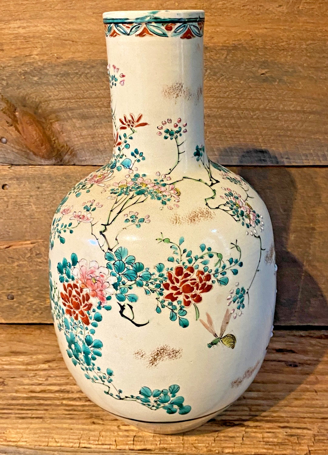 【秋草が胴をひと巡りする】薩摩焼 色絵 菊花文 花瓶 - 画像 (2)