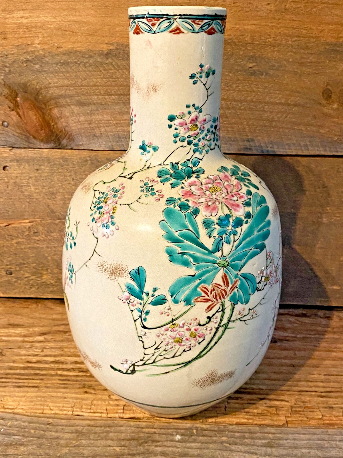 【秋草が胴をひと巡りする】薩摩焼 色絵 菊花文 花瓶 - 画像 (3)