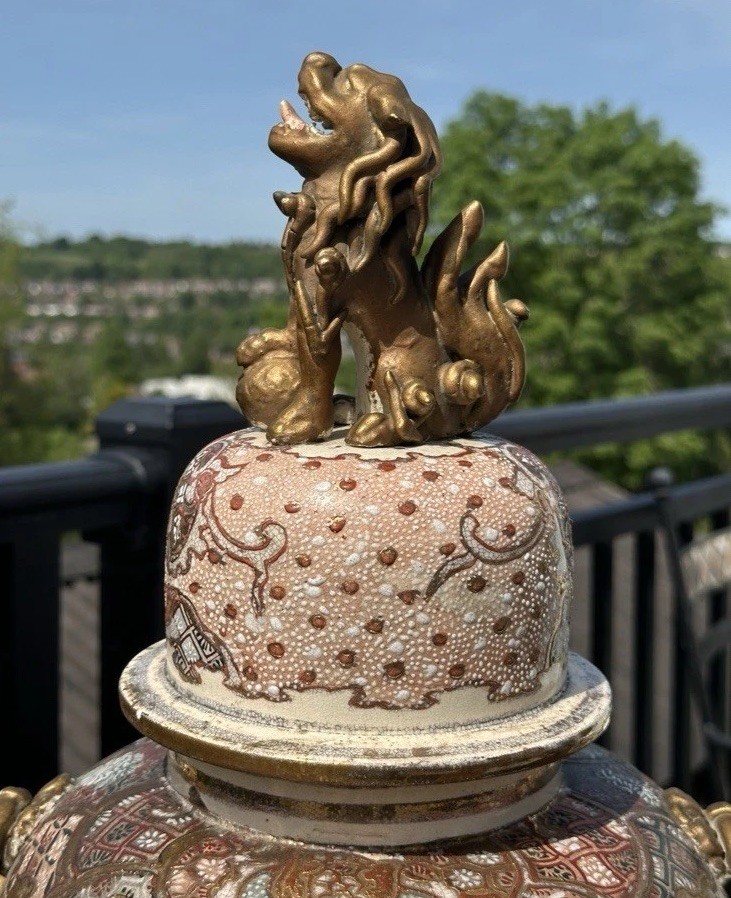 【頂に金の獅子が座す大壷】薩摩焼 色絵金彩 人物文 蓋付飾壷 獅子鈕 - 画像 (2)
