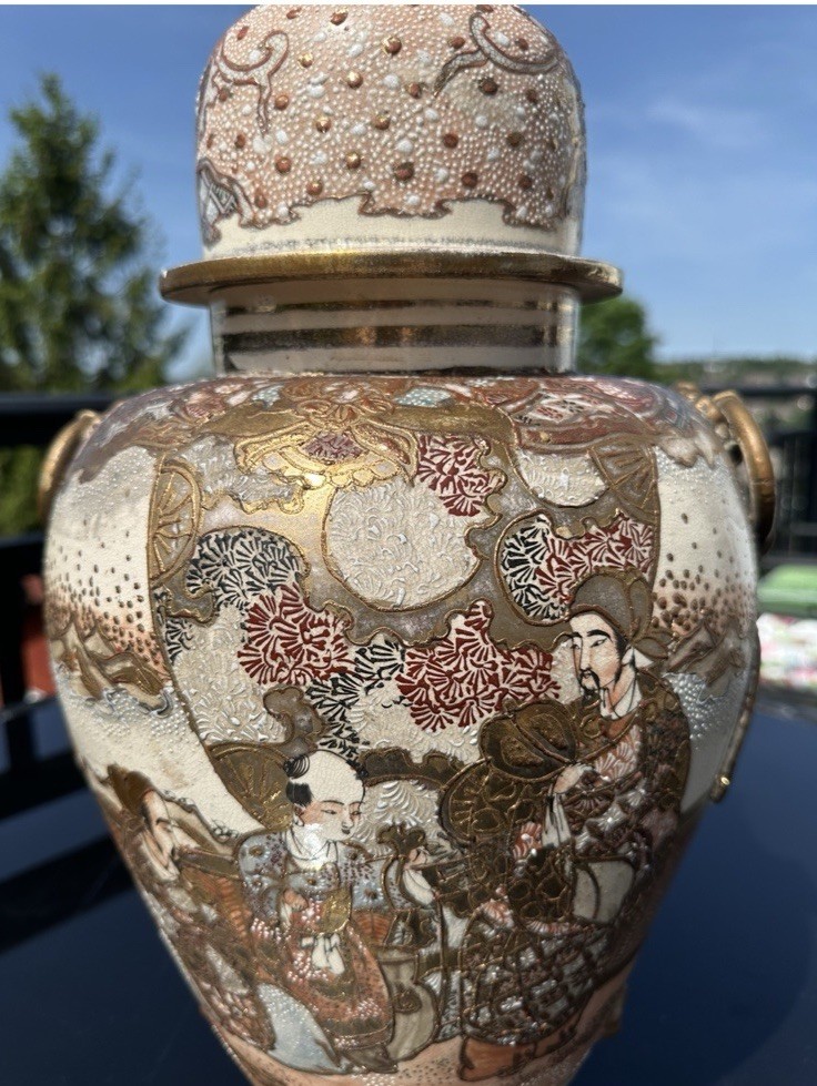 【頂に金の獅子が座す大壷】薩摩焼 色絵金彩 人物文 蓋付飾壷 獅子鈕 - 画像 (3)