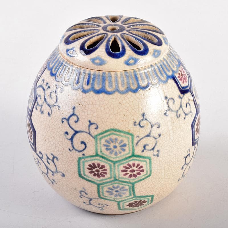 【乳白の地に組む亀甲】京薩摩 色絵 亀甲花文 香炉 透かし蓋 - 画像 (3)