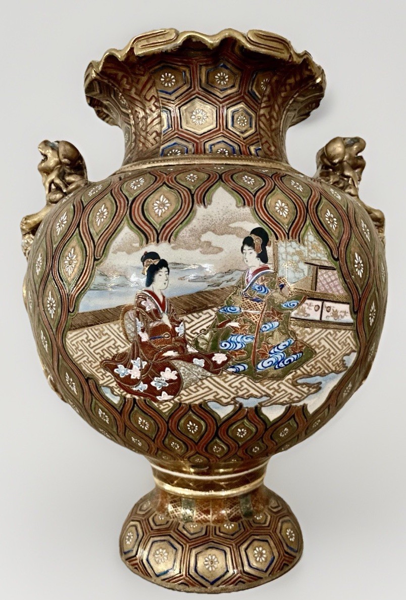 【織物のような地に宮の一日】薩摩焼 盛上金彩 美人文 獅子耳 飾壷 - 画像 (2)