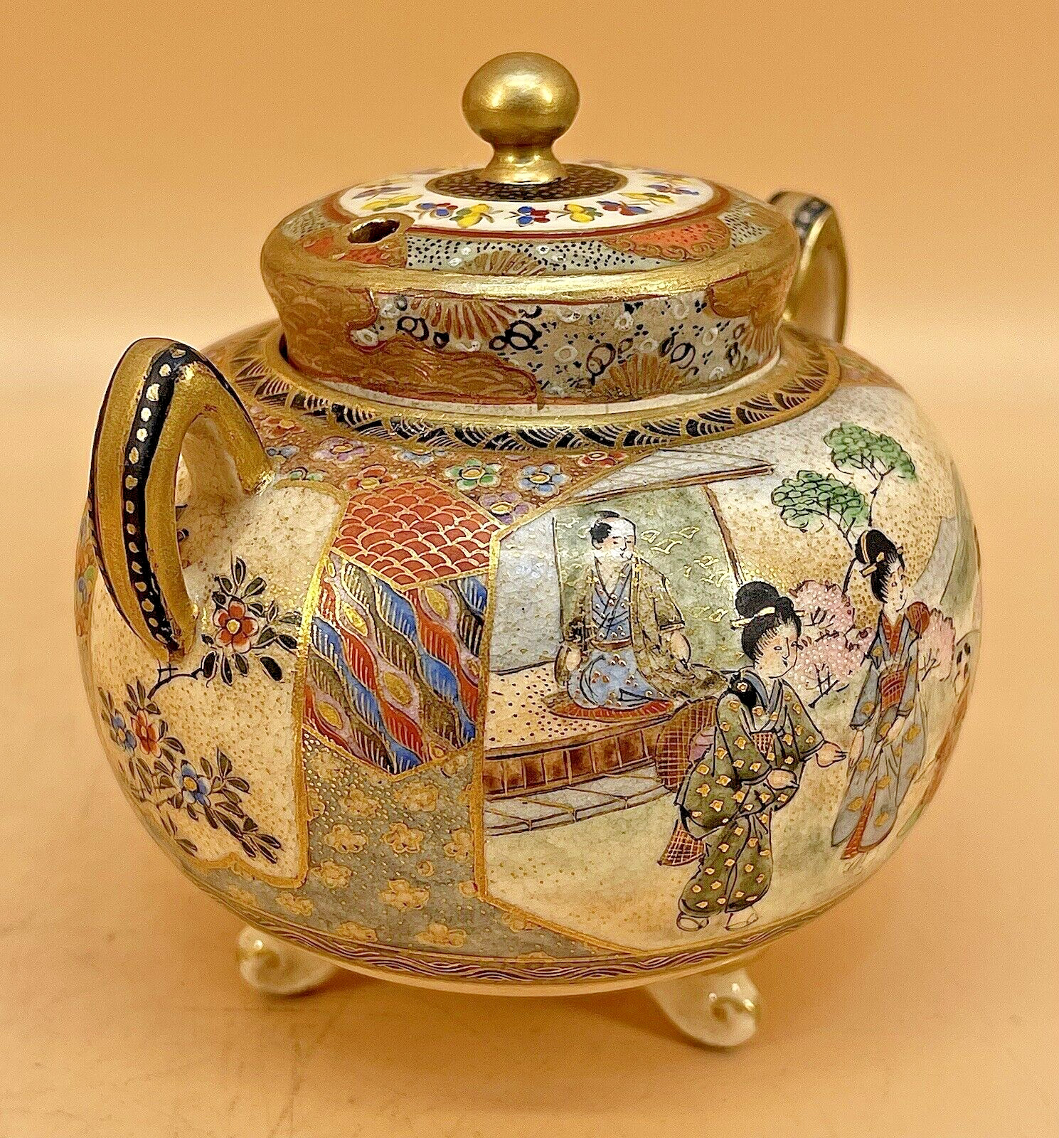 【蓋の孔から花の宴が立ちのぼる】薩摩焼 色絵金彩 美人文 香炉 両耳 - 画像 (2)