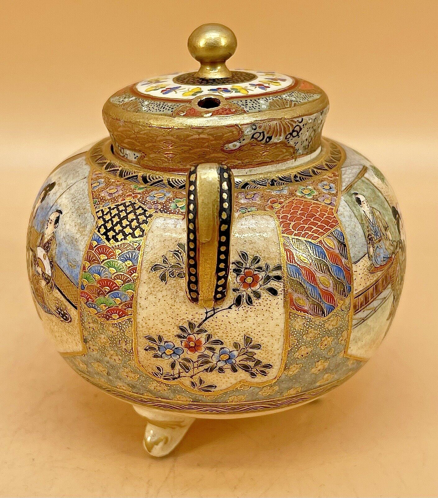 【蓋の孔から花の宴が立ちのぼる】薩摩焼 色絵金彩 美人文 香炉 両耳 - 画像 (3)