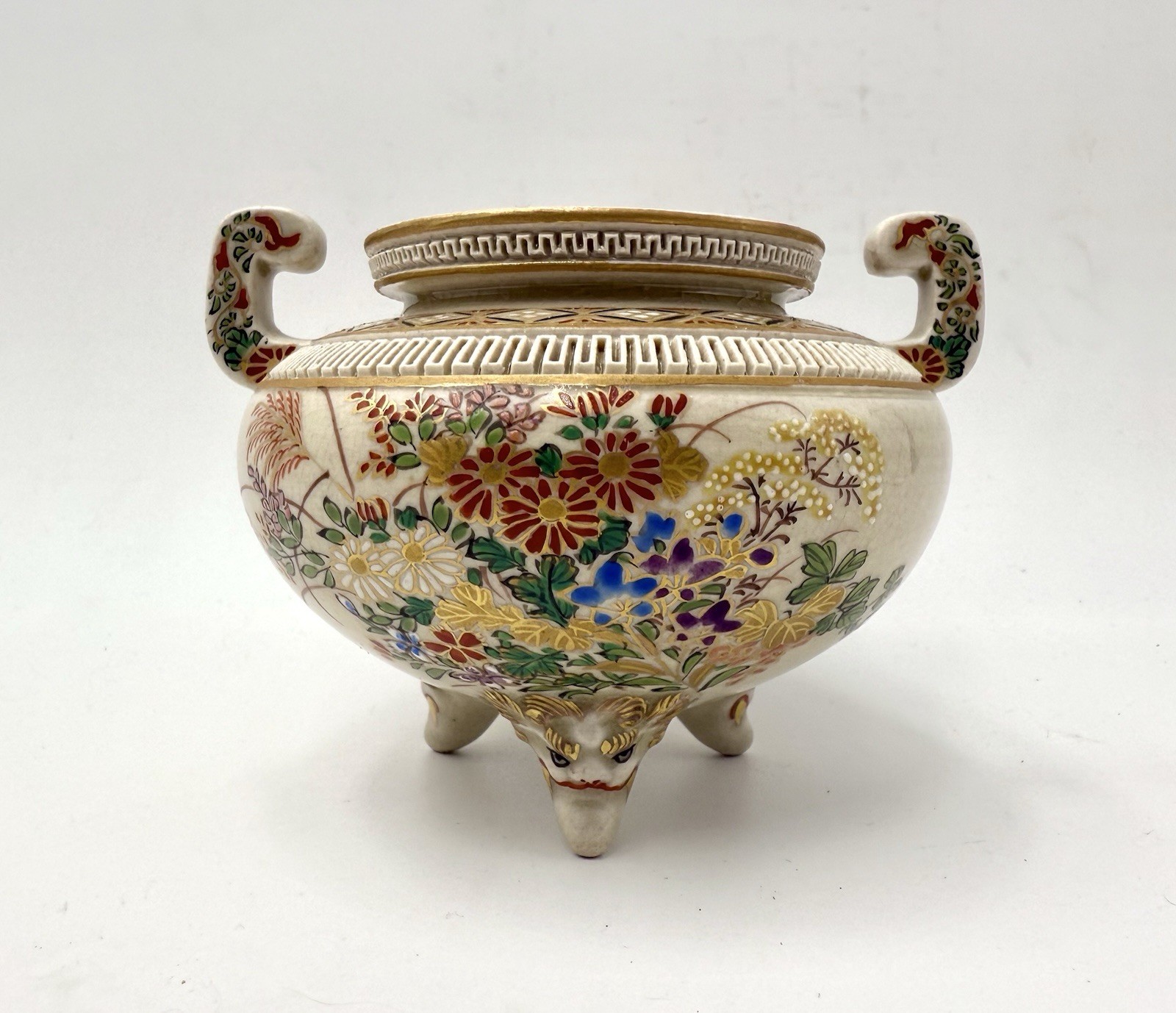 【秋草を三つの顔が見上げる】薩摩焼 色絵金彩 秋草文 三足香炉 透かし彫り - 画像 (2)