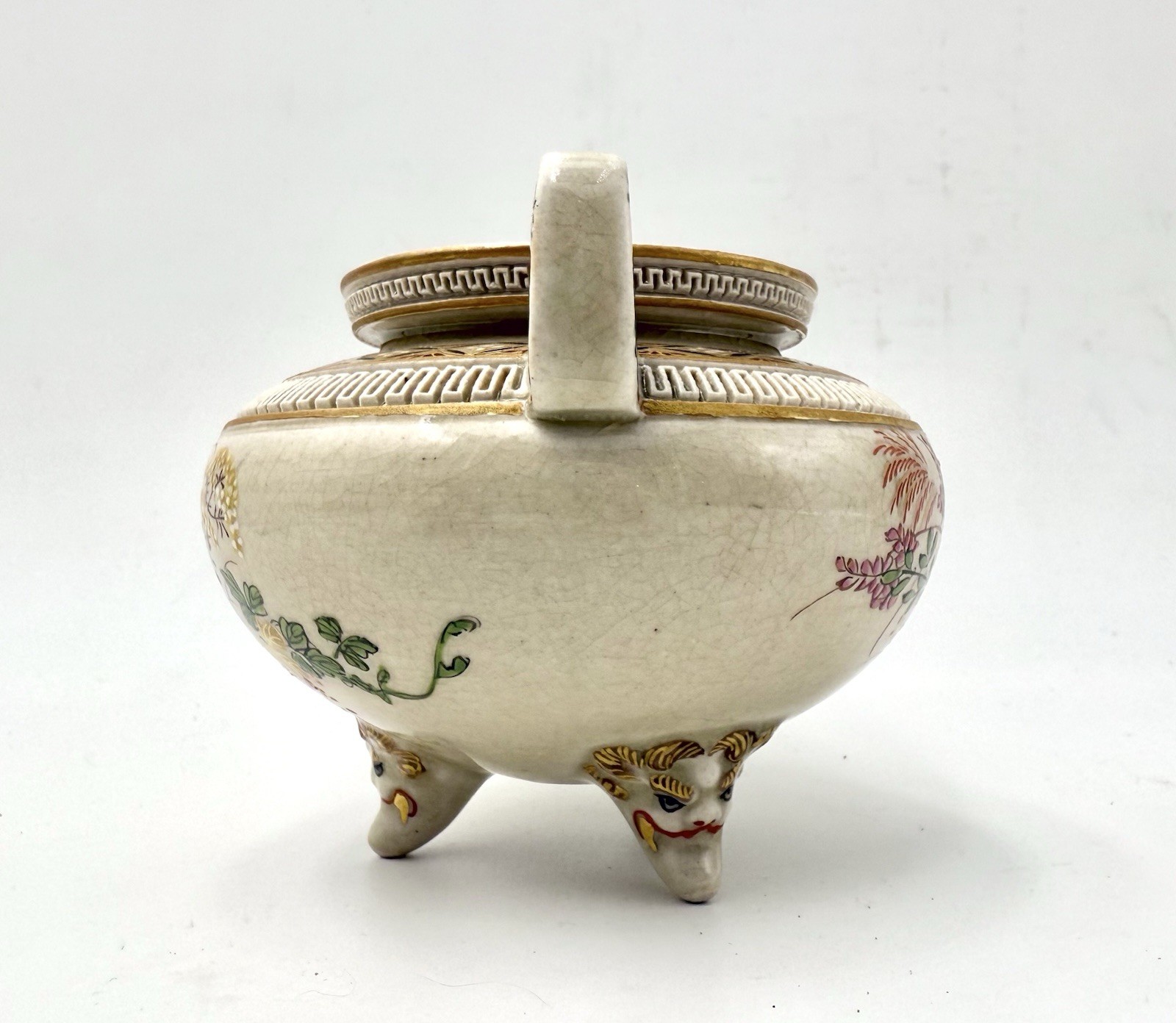 【秋草を三つの顔が見上げる】薩摩焼 色絵金彩 秋草文 三足香炉 透かし彫り - 画像 (3)