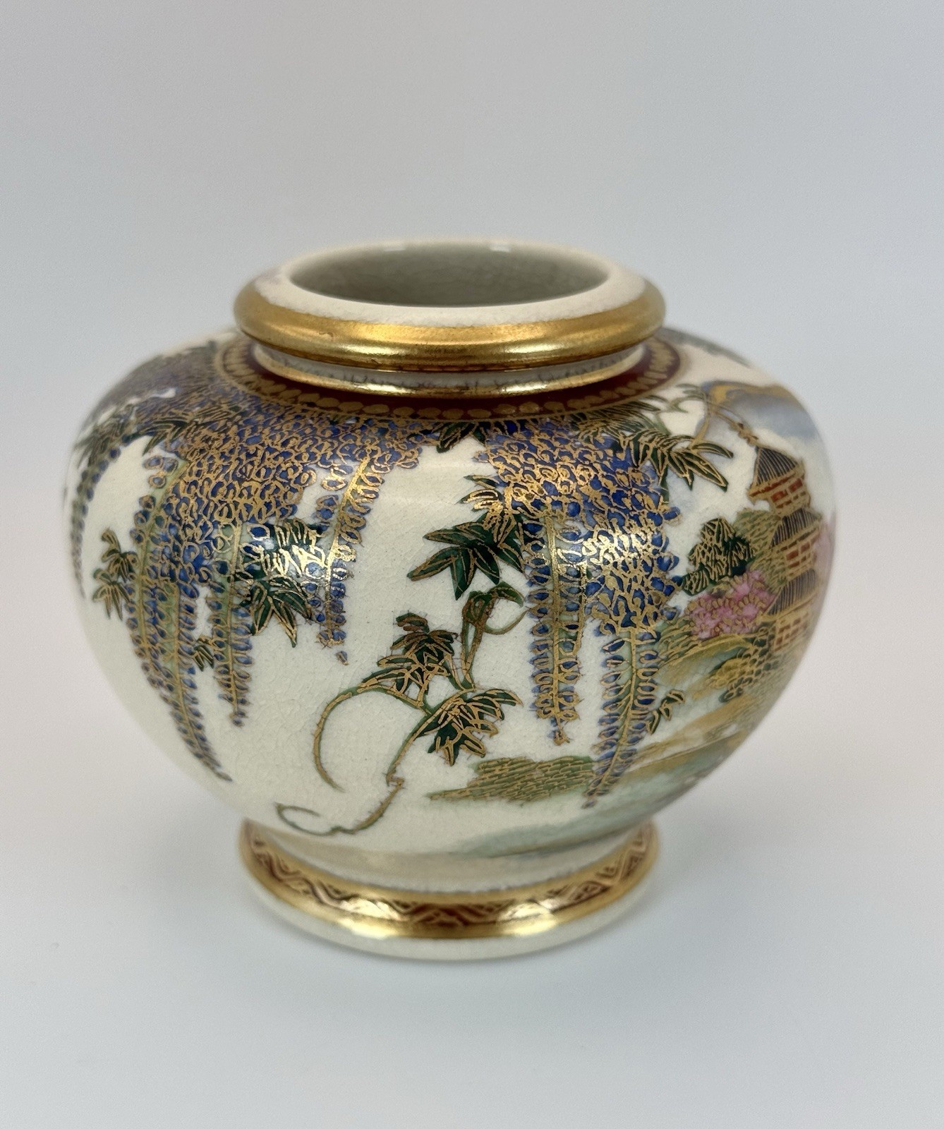 【藤棚の下に伽藍が金でにじむ】薩摩焼 細密金彩 社寺風景文 花瓶 - 画像 (2)