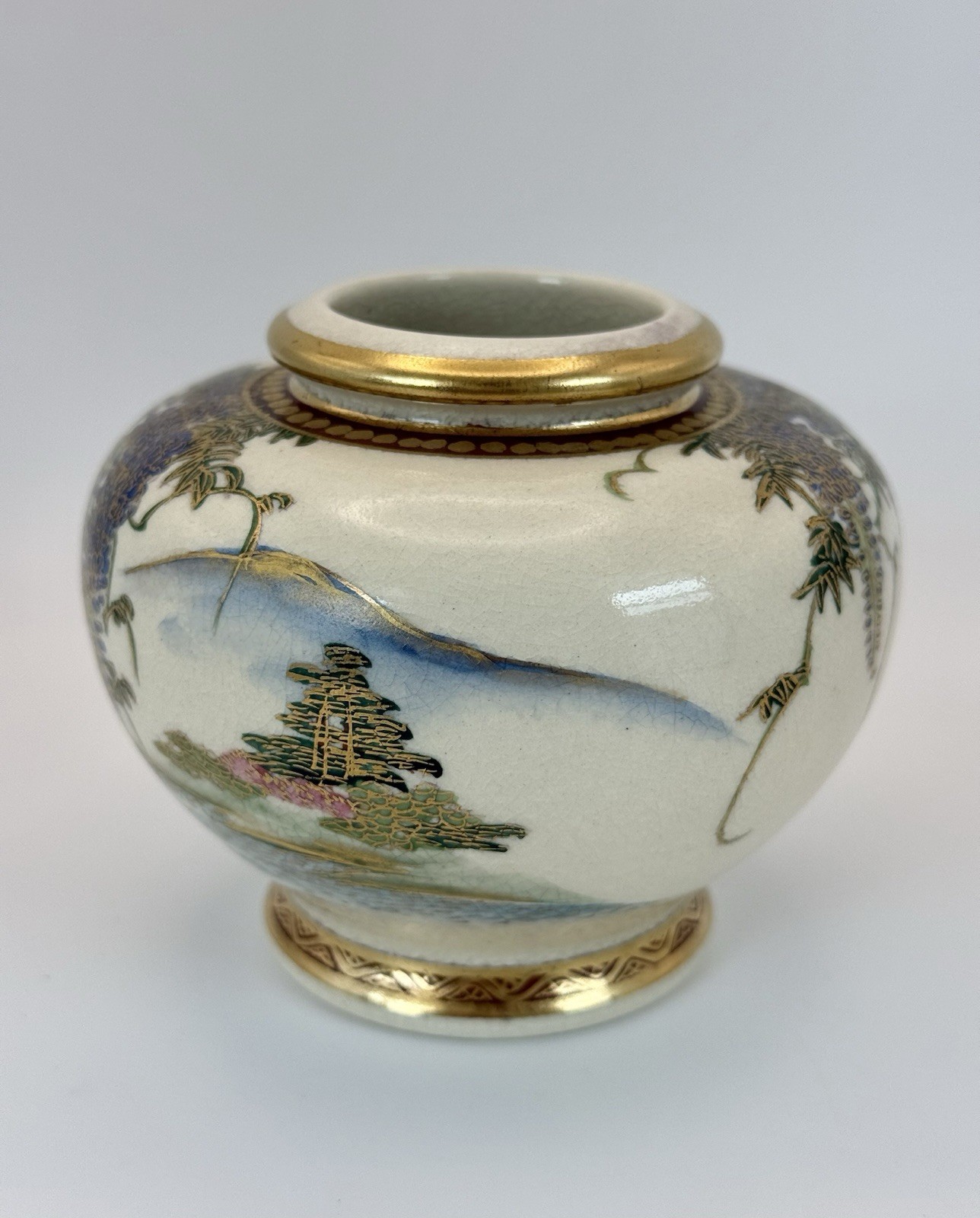 【藤棚の下に伽藍が金でにじむ】薩摩焼 細密金彩 社寺風景文 花瓶 - 画像 (3)
