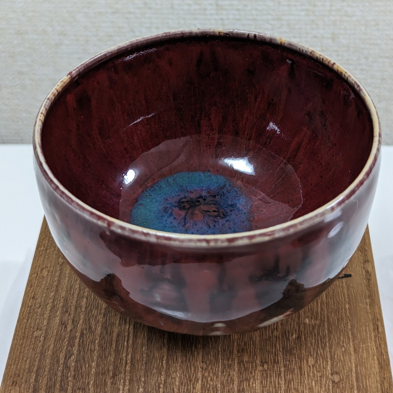 【紅の底に青い月がのぞく】真葛香山 辰砂釉 茶碗 - 画像 (2)