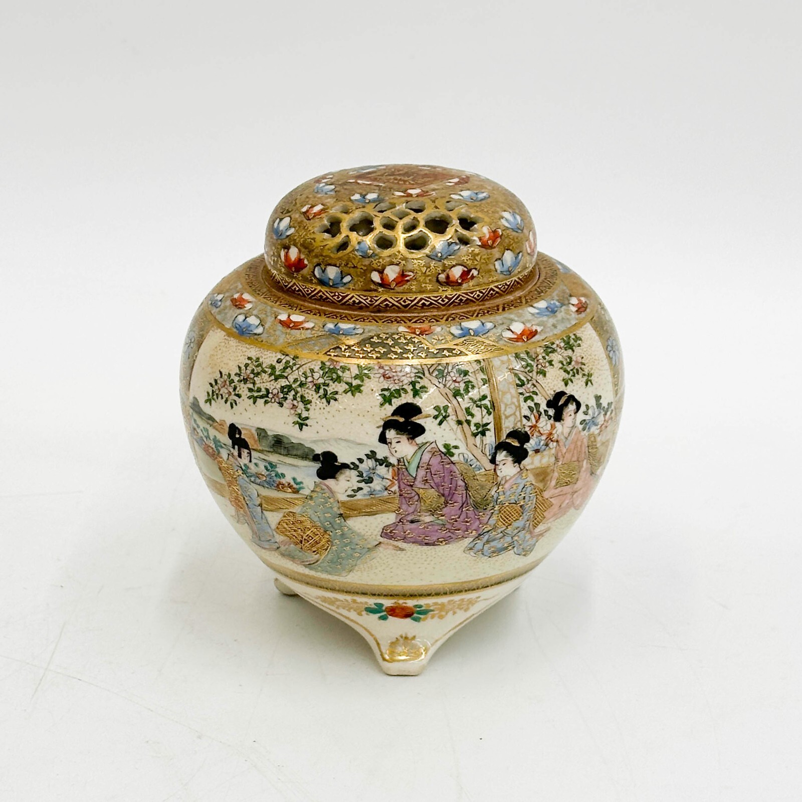 【蜂の巣の蓋から抜ける香】薩摩焼 細密色絵金彩 美人文 三足香炉 透かし彫り - 画像 (2)