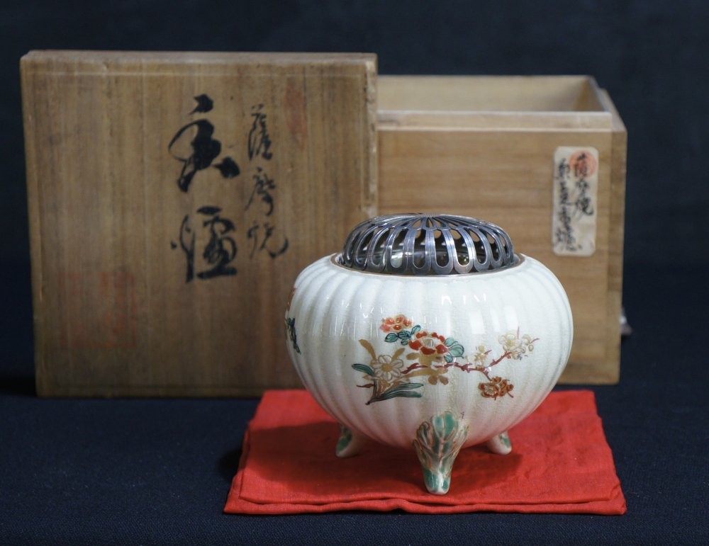 【銀の透かし蓋が香をほどく】薩摩焼 色絵金彩 菊花文 香炉 銀製透彫蓋 - 画像 (2)