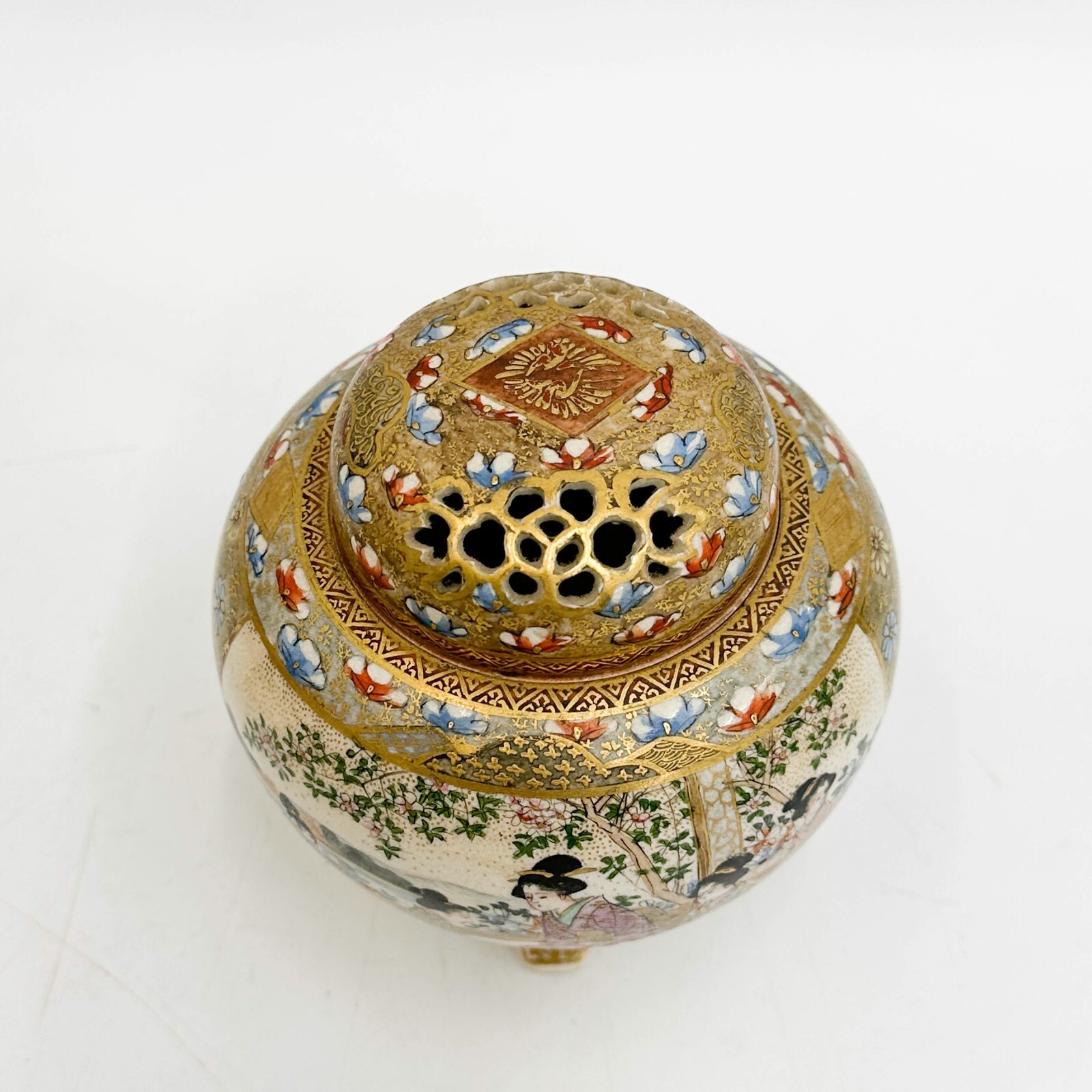 【蜂の巣の蓋から抜ける香】薩摩焼 細密色絵金彩 美人文 三足香炉 透かし彫り - 画像 (3)