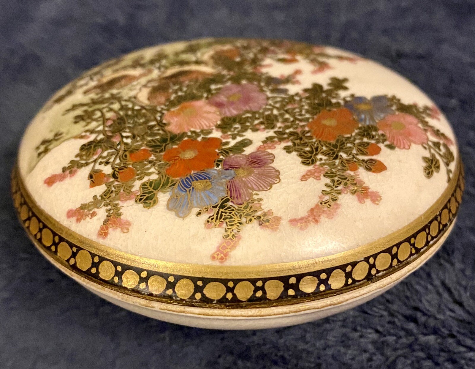 【掌にのる秋の野の一場面】薩摩焼 色絵金彩 花鳥文 蓋物 - 画像 (2)