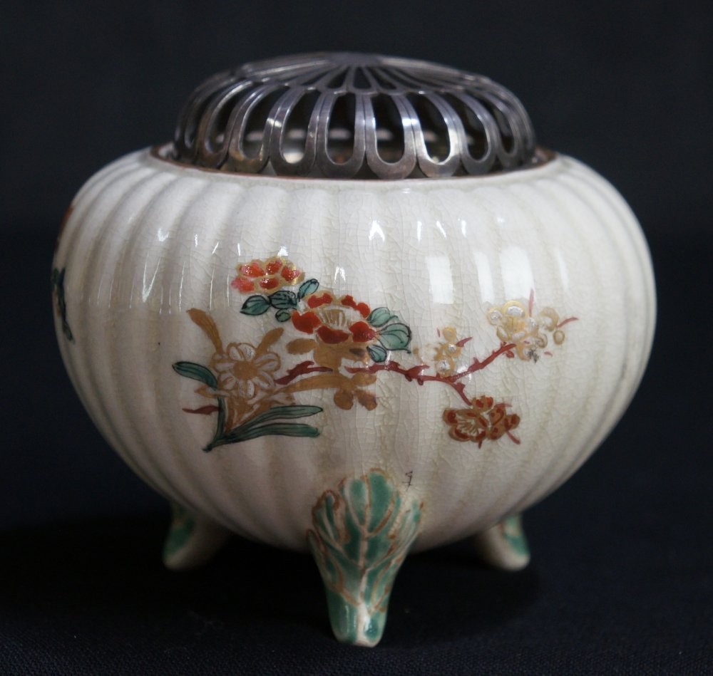 【銀の透かし蓋が香をほどく】薩摩焼 色絵金彩 菊花文 香炉 銀製透彫蓋 - 画像 (3)