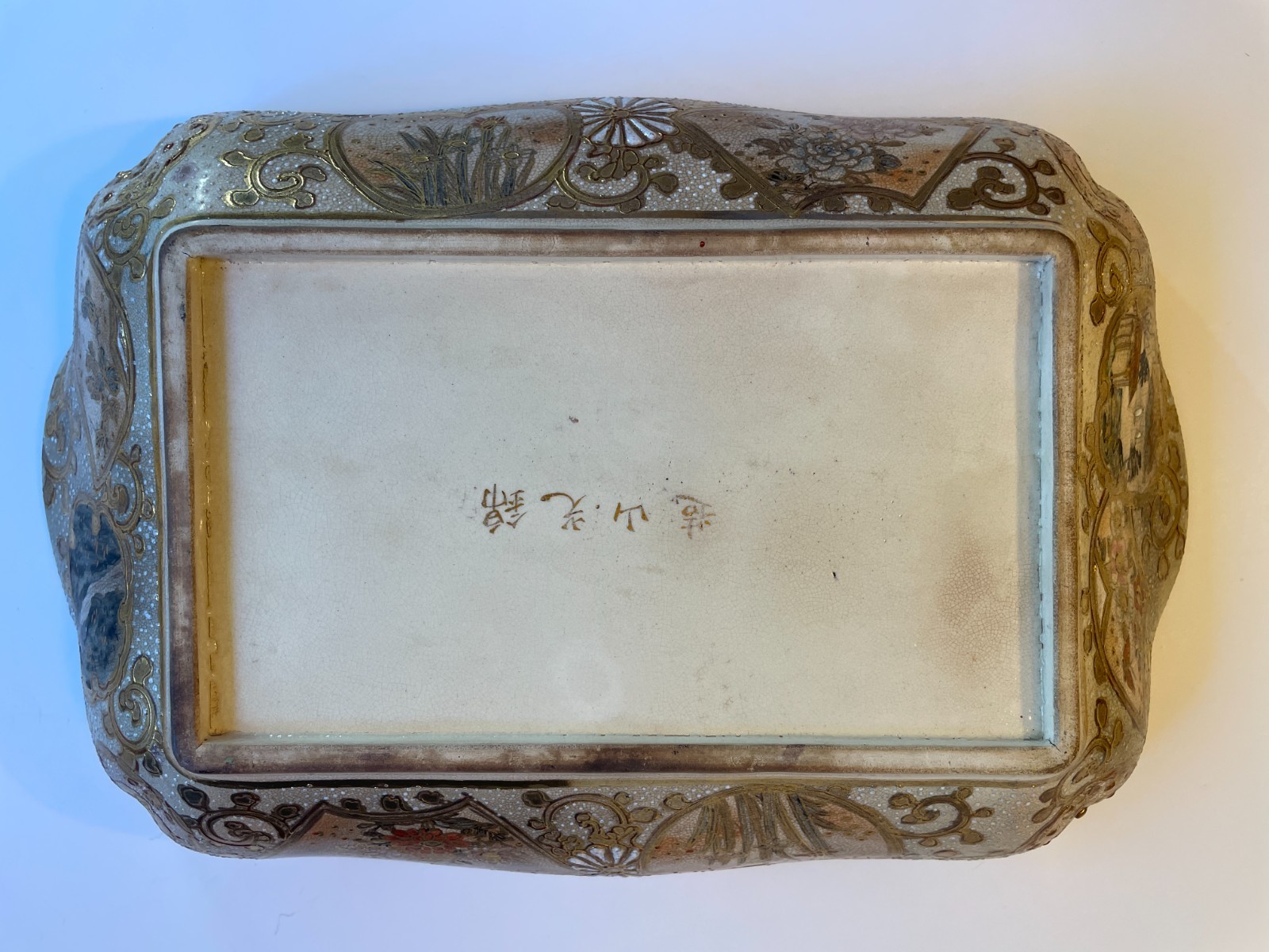【金の縁取りが囲む舞台】薩摩焼 錦光山 細密金彩 人物文 長方皿 - 画像 (2)