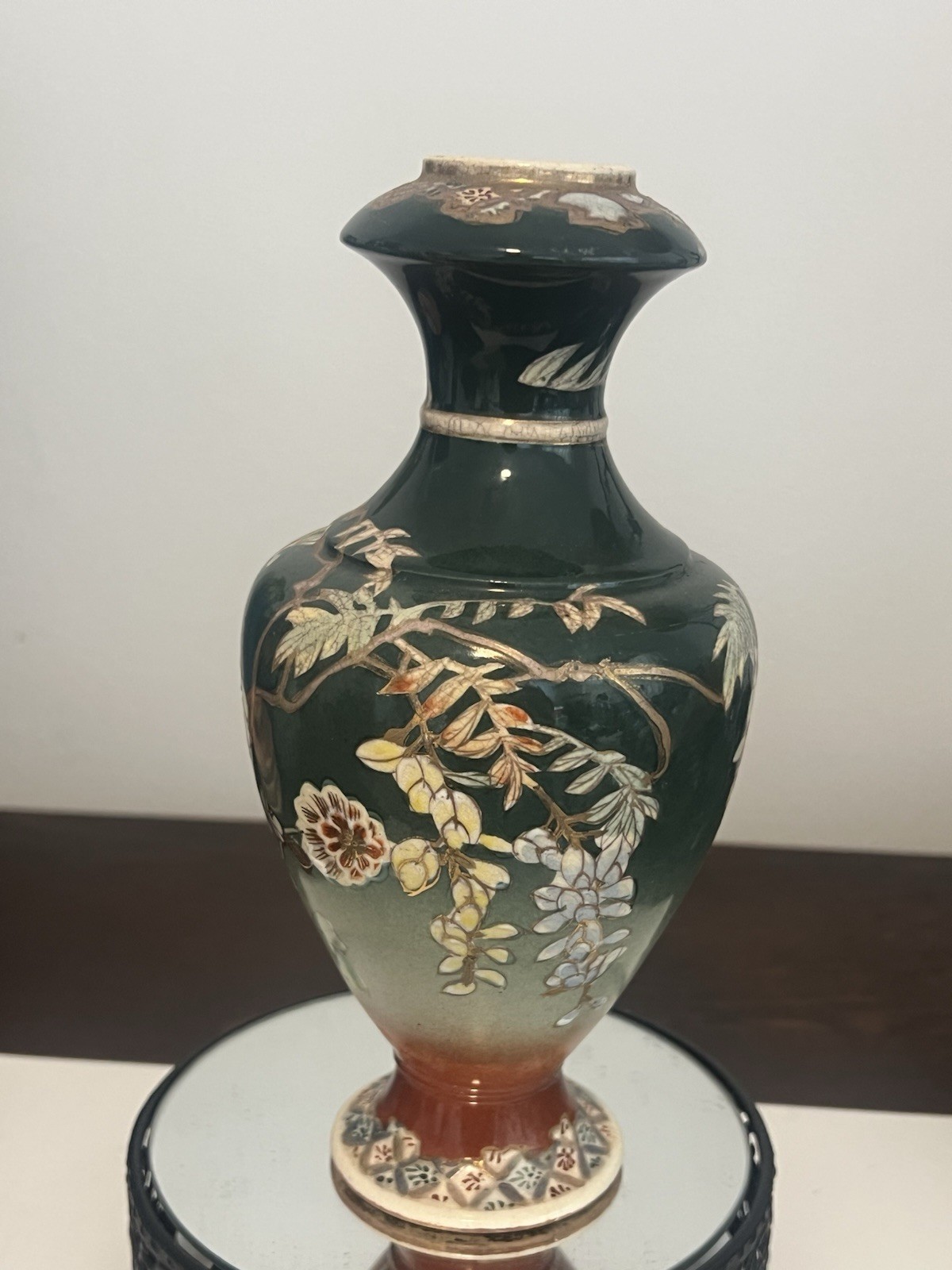 【深緑に藤房がしだれる】薩摩焼 色絵金彩 藤文 花瓶 盛上 - 画像 (2)