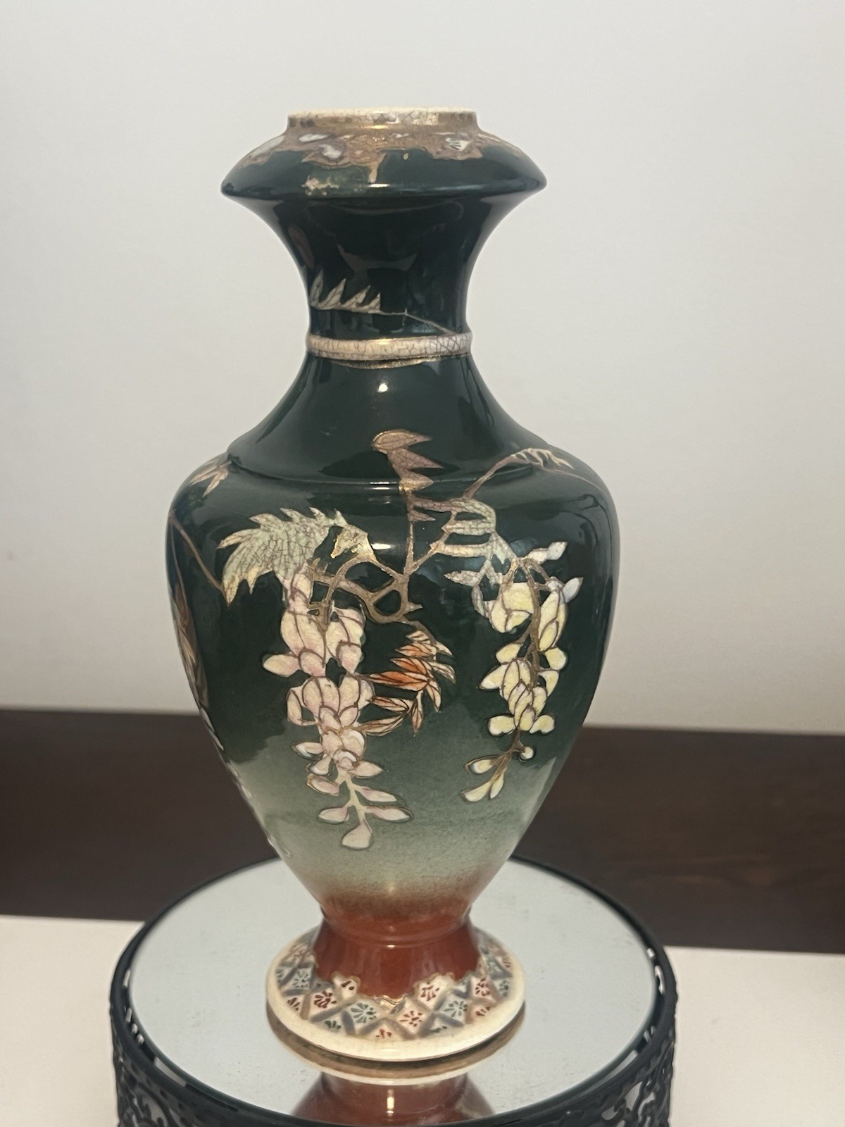 【深緑に藤房がしだれる】薩摩焼 色絵金彩 藤文 花瓶 盛上 - 画像 (3)