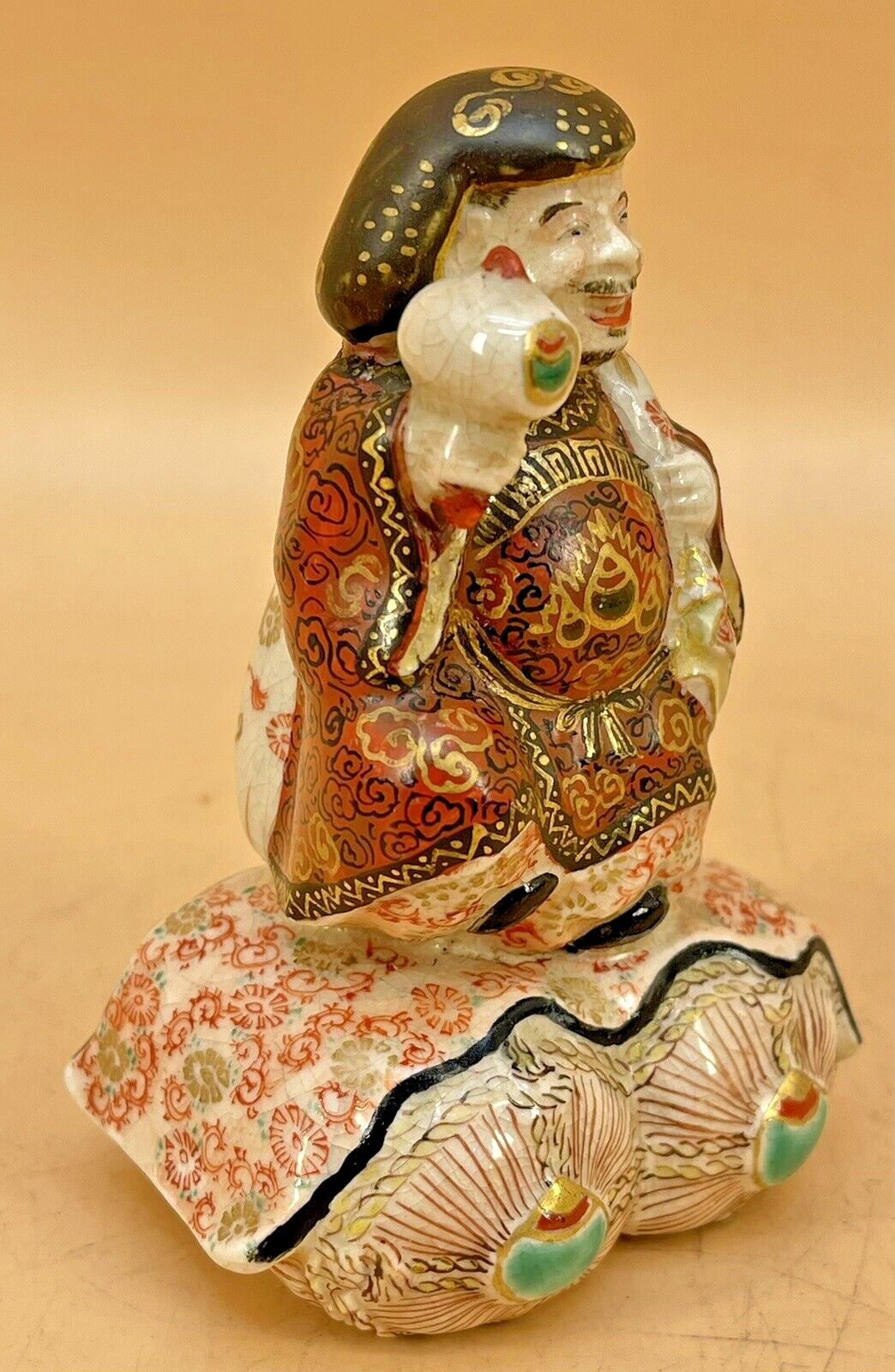 【小槌を掲げ福が笑う】薩摩焼 色絵金彩 大黒天 置物 - 画像 (2)