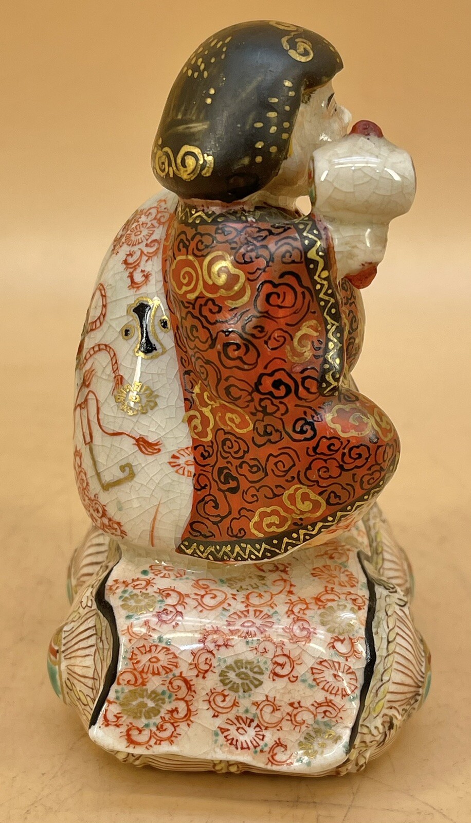 【小槌を掲げ福が笑う】薩摩焼 色絵金彩 大黒天 置物 - 画像 (3)