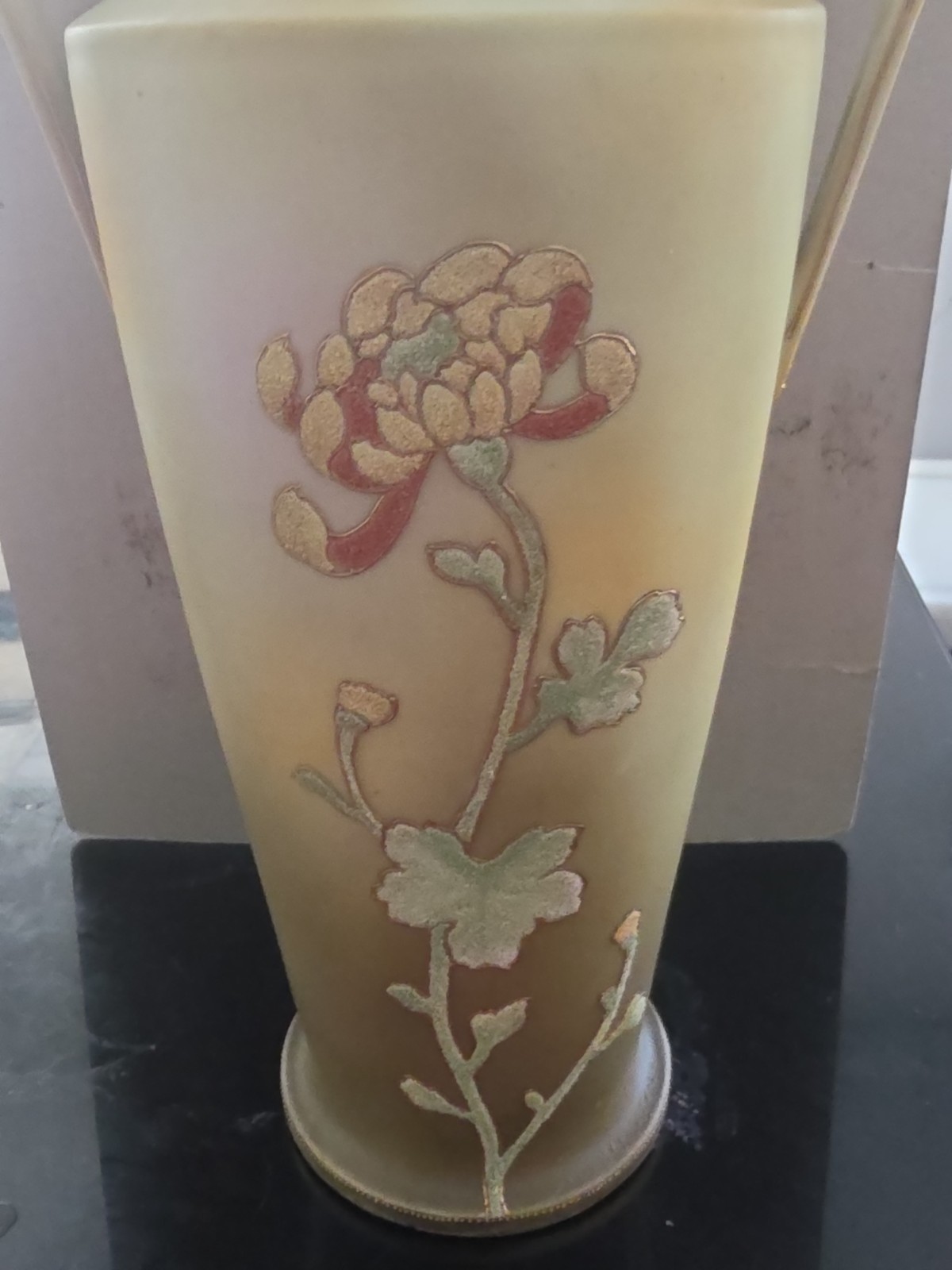 【大輪の菊がざらりと起き上がる】オールドニッポン コラレン 菊文 双耳花瓶 - 画像 (3)