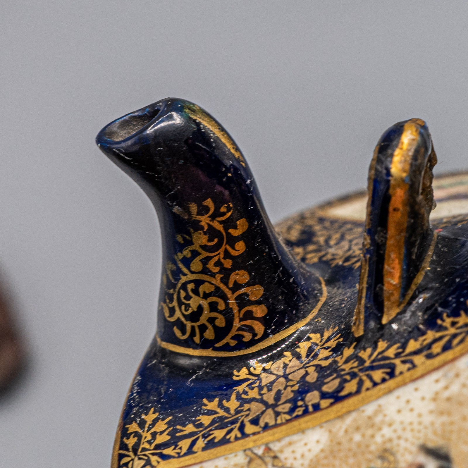 【扇のなかで歌会が開かれる】薩摩焼 色絵金彩 人物文 急須 コバルト - 画像 (2)