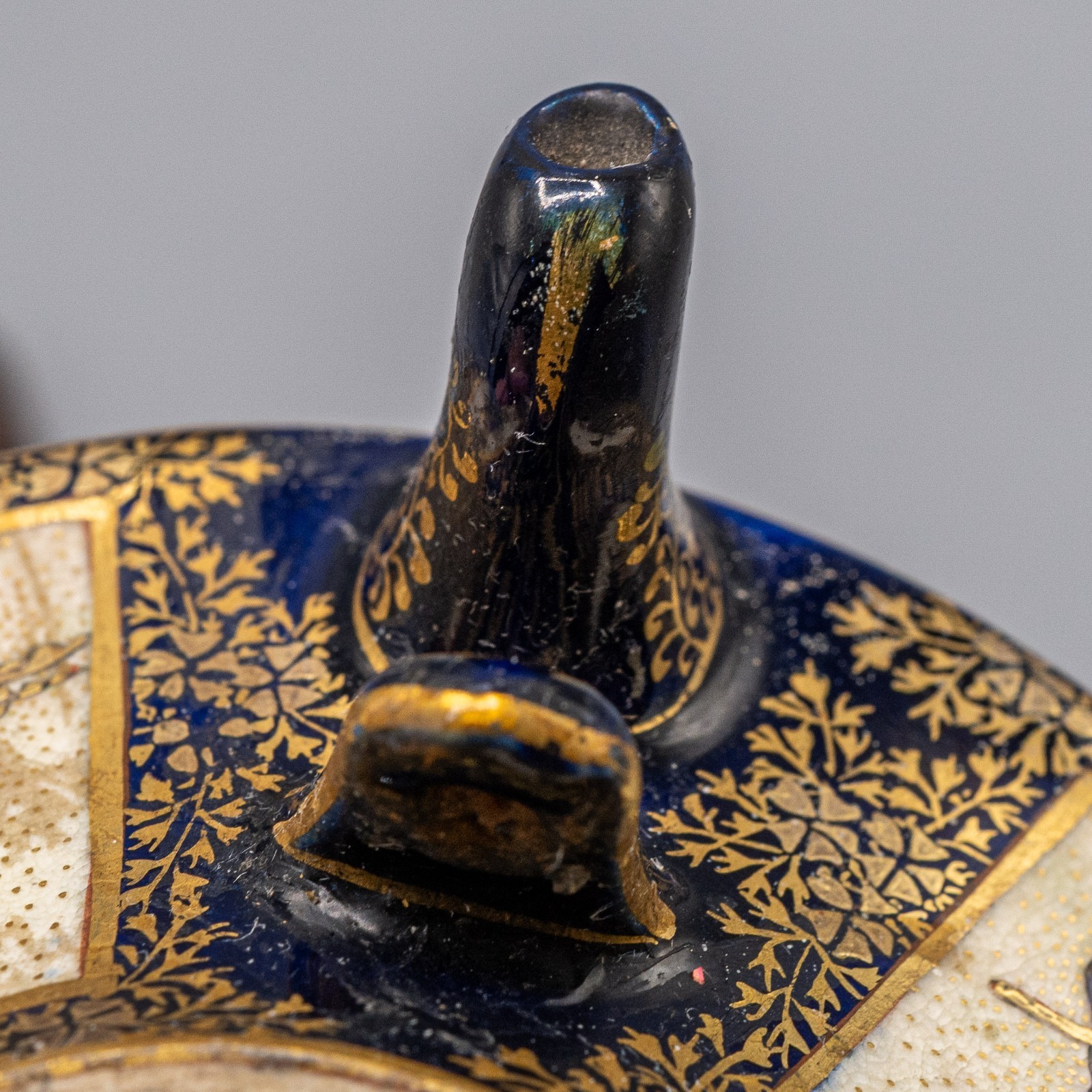 【扇のなかで歌会が開かれる】薩摩焼 色絵金彩 人物文 急須 コバルト - 画像 (3)