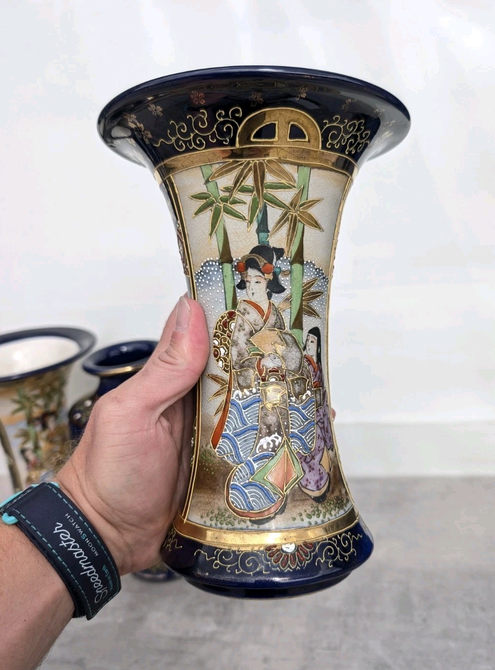 【三本そろって床が静まる】薩摩焼 色絵金彩 人物文 花瓶 三点組 コバルト - 画像 (2)