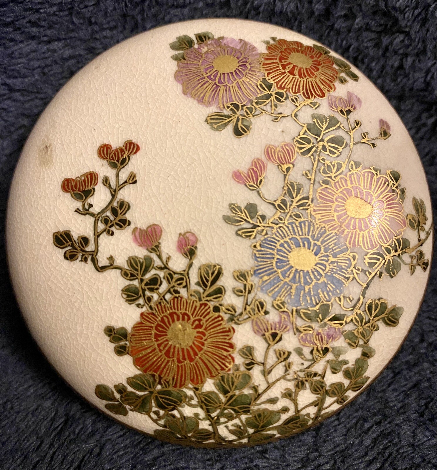 【菊が蓋いっぱいに咲く】薩摩焼 色絵金彩 菊花文 蓋物 細密画 - 画像 (2)