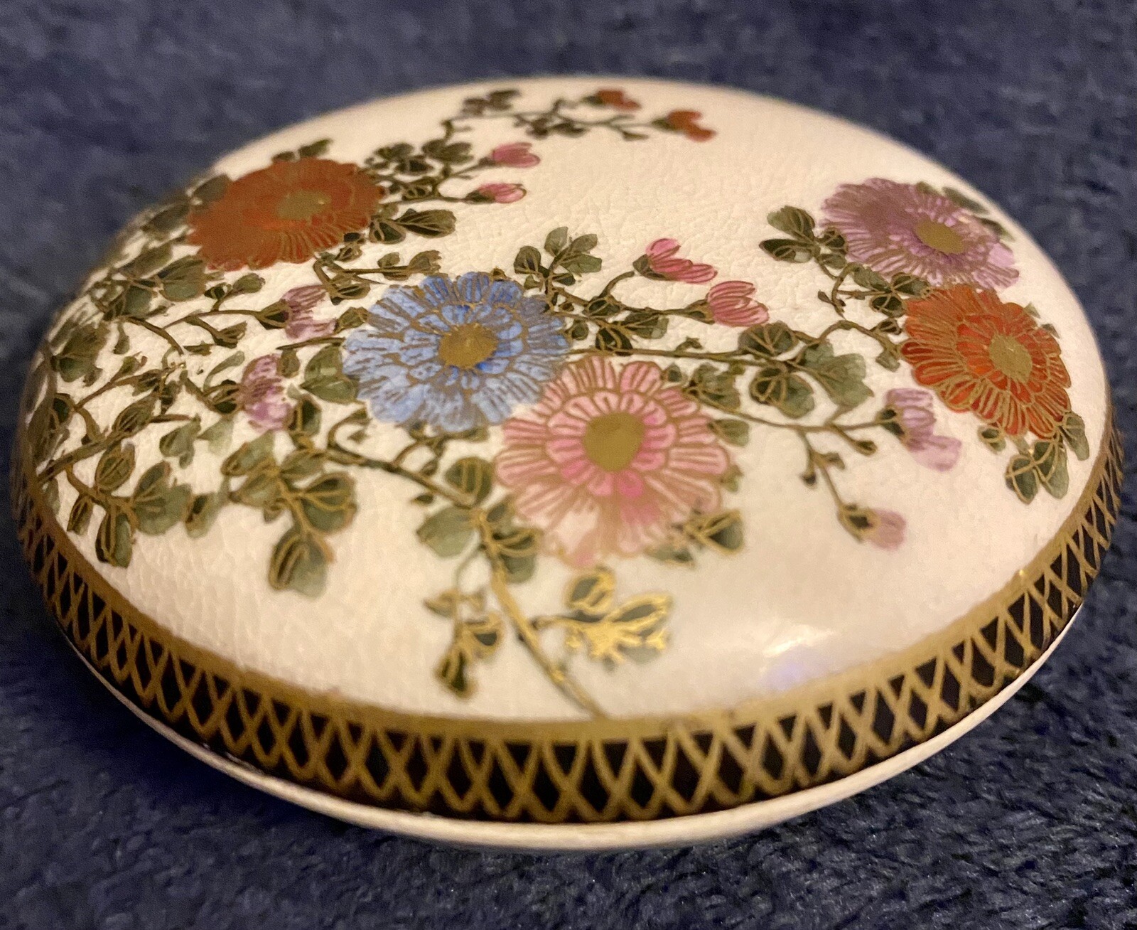 【菊が蓋いっぱいに咲く】薩摩焼 色絵金彩 菊花文 蓋物 細密画 - 画像 (3)