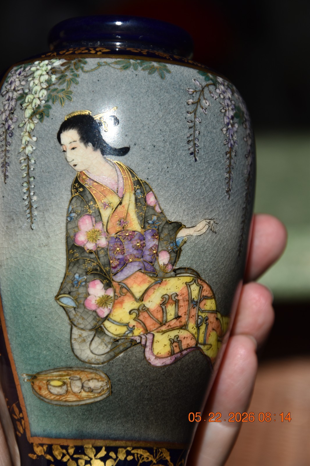 【掌におさまる藤棚の午後】薩摩焼 色絵金彩 藤花・美人文 花瓶 コバルト - 画像 (3)