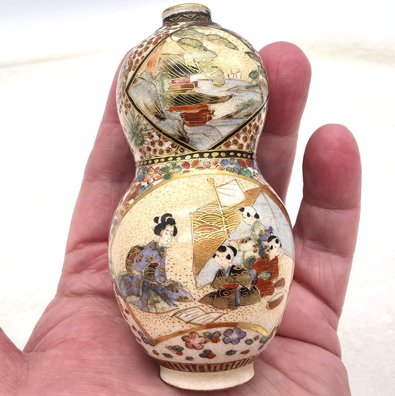【瓢のくびれで話が変わる】薩摩焼 色絵金彩 人物・風景文 瓢形花瓶 細密画 - 画像 (2)