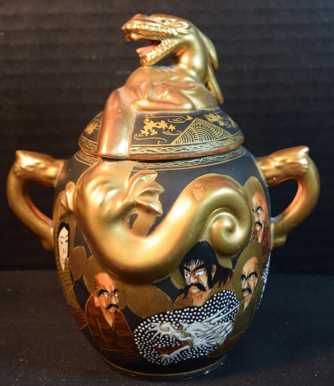 【黒の闇に金の羅漢が並ぶ】薩摩 金彩 盛上 羅漢文 蓋付飾壷 - 画像 (2)