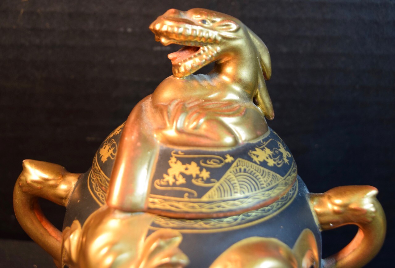 【黒の闇に金の羅漢が並ぶ】薩摩 金彩 盛上 羅漢文 蓋付飾壷 - 画像 (3)