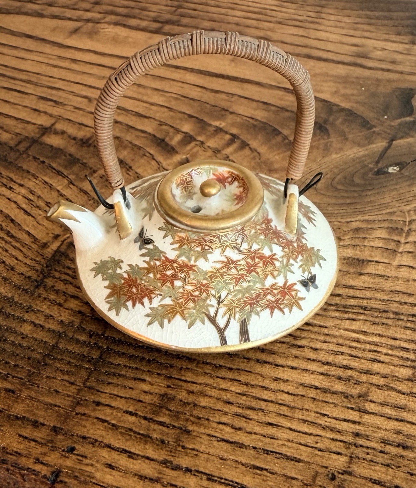 【掌の上に秋が一枝】薩摩焼 錦光山 色絵金彩 紅葉文 豆急須 籐手 - 画像 (2)