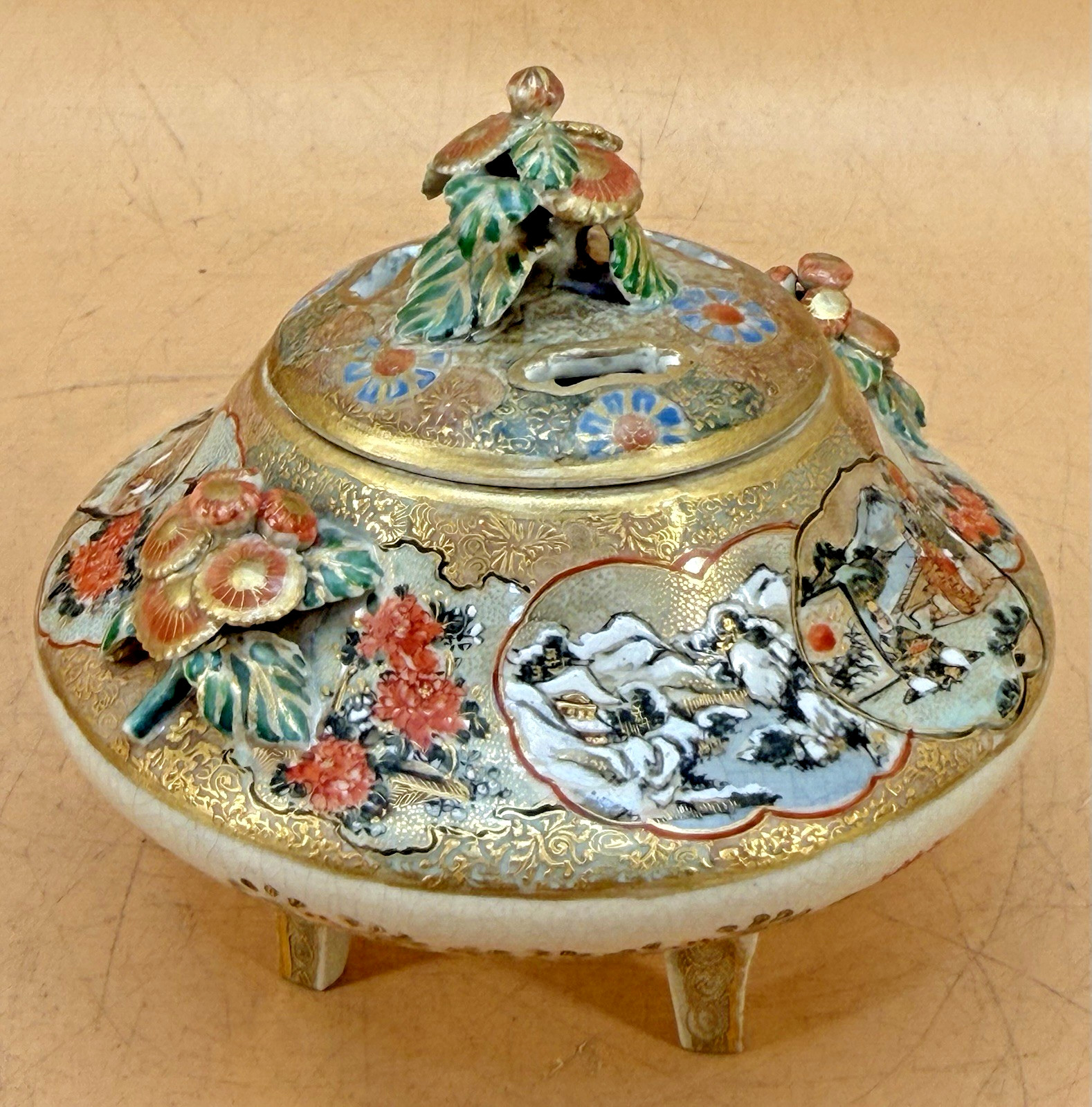 【八つの窓から景色が覗く】薩摩焼 細密 花鳥文 三足香炉 金彩 - 画像 (2)