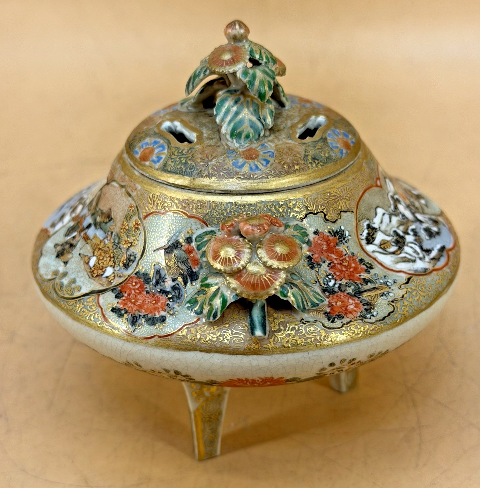 【八つの窓から景色が覗く】薩摩焼 細密 花鳥文 三足香炉 金彩 - 画像 (3)