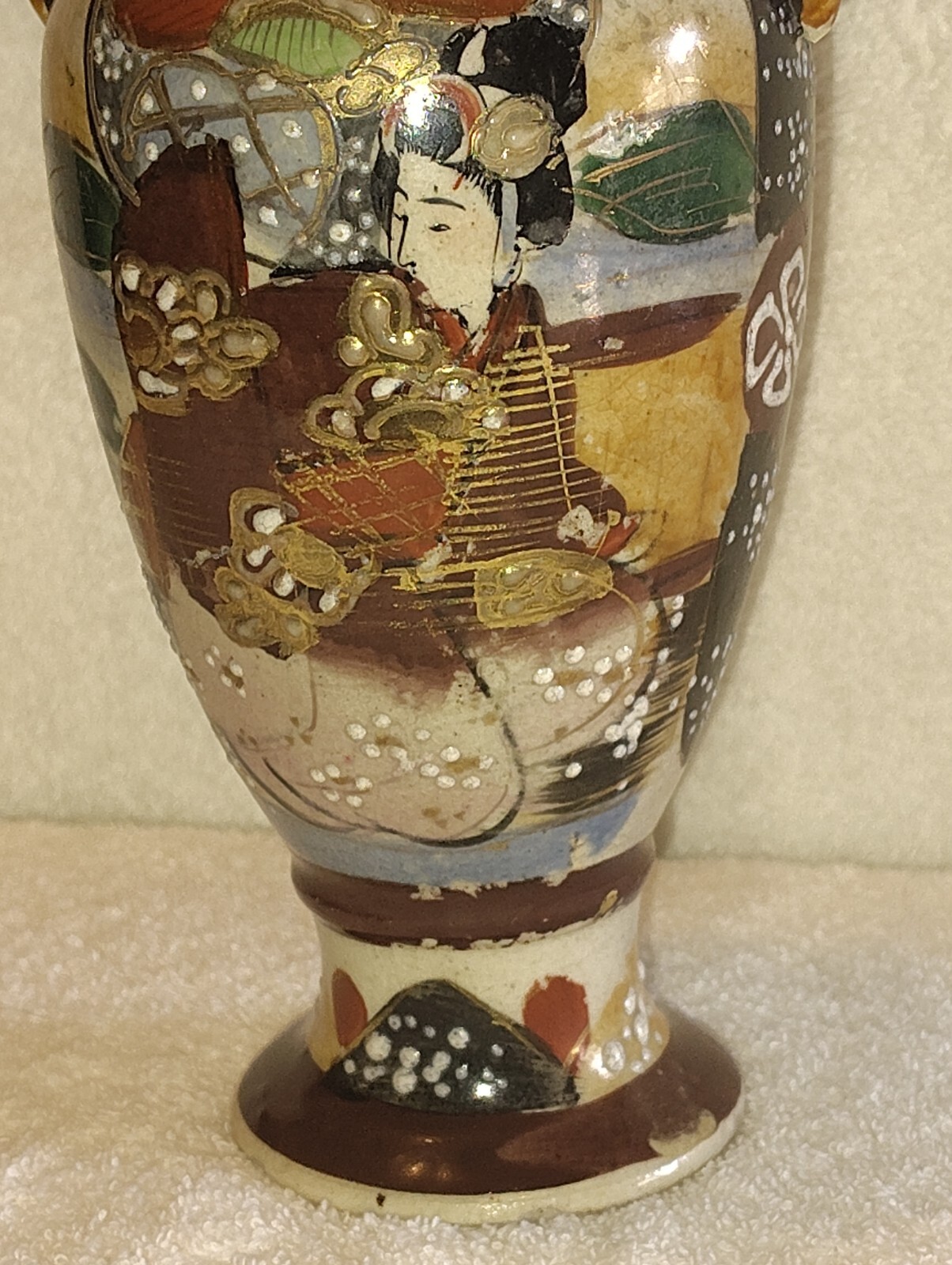 【貫入の地に琴の音が残る】薩摩焼 盛上 人物文 双耳花瓶 金彩 - 画像 (2)