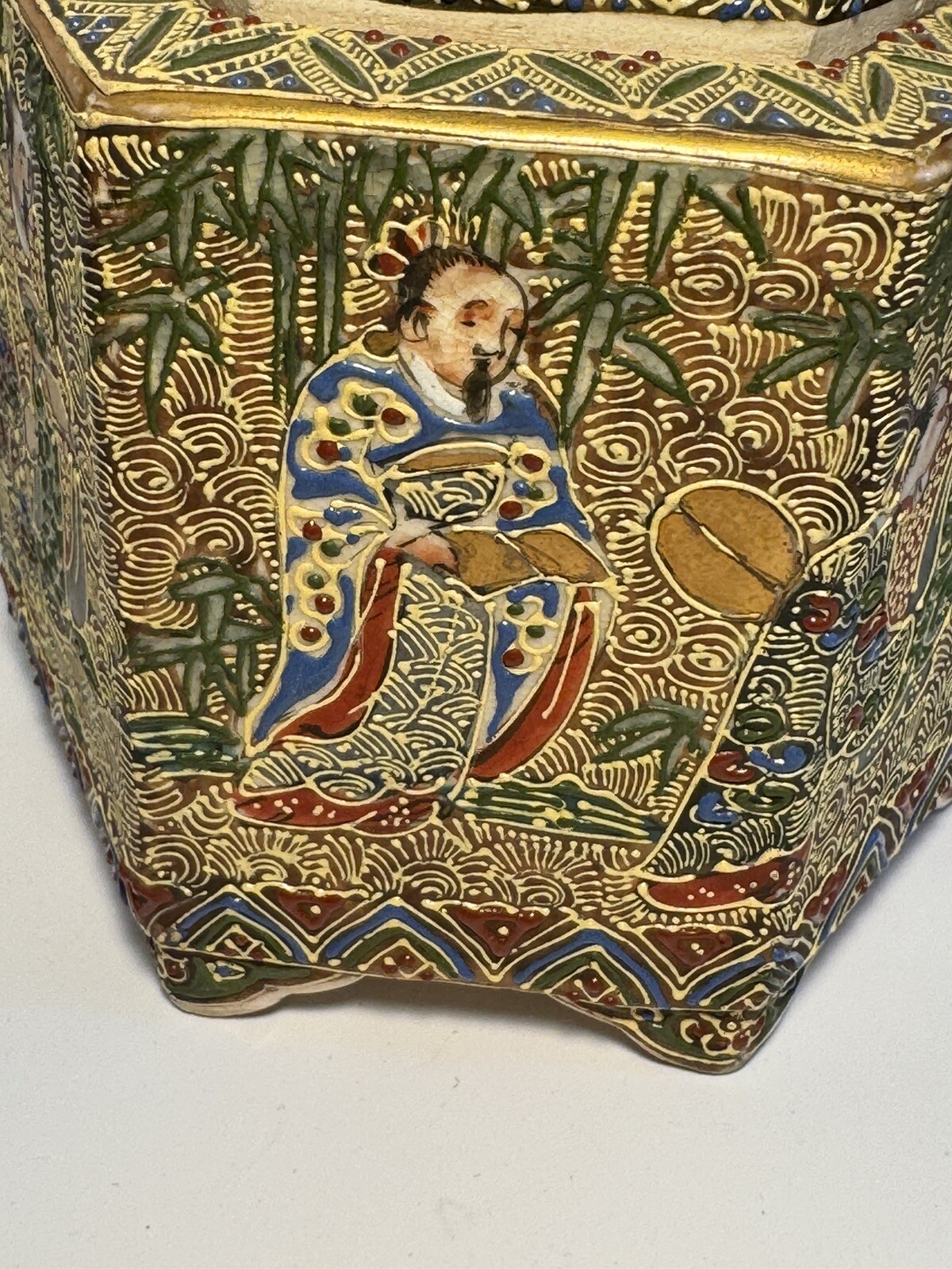 【六つの面に賢人が座す】薩摩焼 盛上 金彩 人物文 六角香炉 島津十字 - 画像 (3)