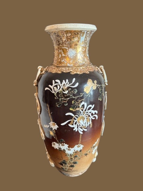 【闇色の地に菊が浮かぶ】薩摩焼 盛上 菊花文 大花瓶 金彩 - 画像 (2)